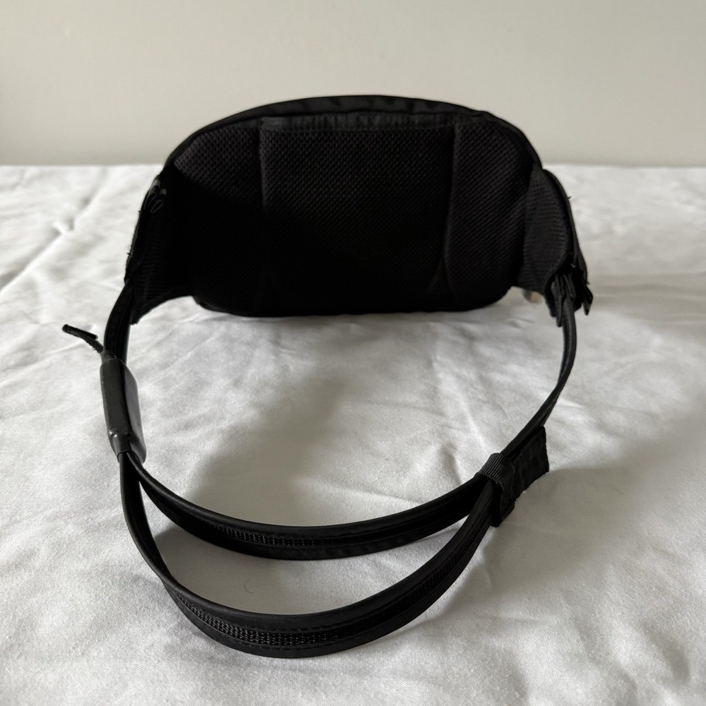 Pacsafe Anti-Theft Waist Bag Black Travel Security Adjustable Strap Crossbody - Picture 2 of 9
